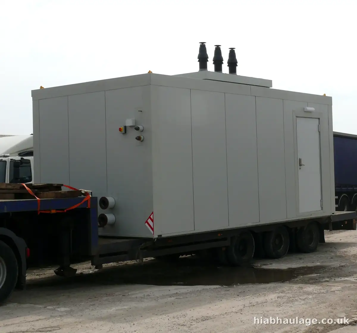 Acoustic enclosure on an artic trailer