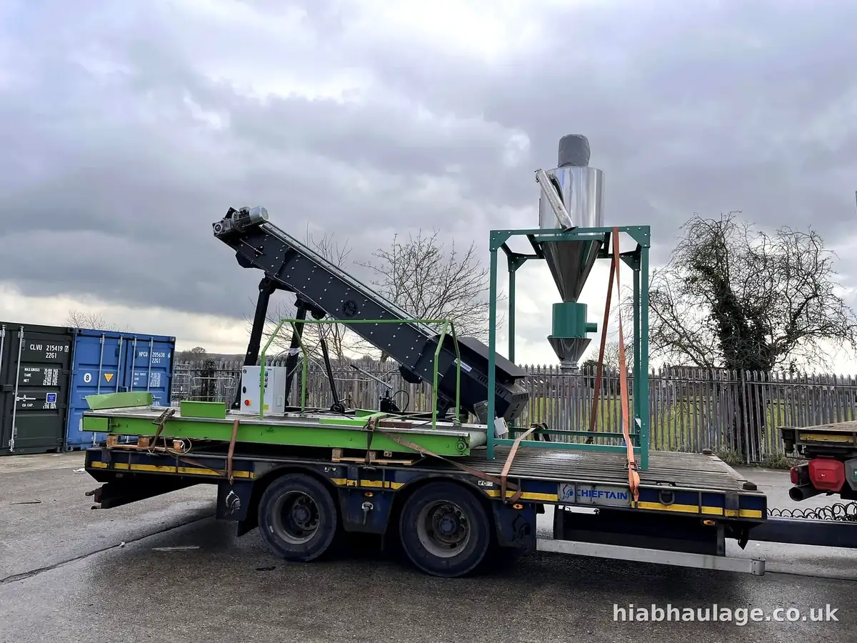 Conveyor plant loaded on a flatbed