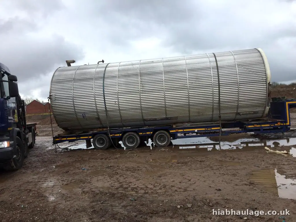 Large tank secured on an artic trailer